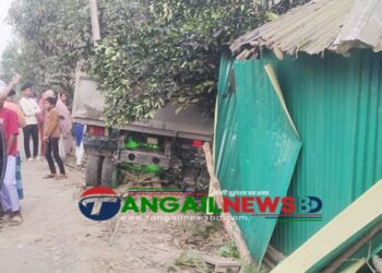 মির্জাপুরে মাটিবোঝাই ট্রাক ঢুকল ঘরে ॥ চাপা পড়ে ঘুমন্ত বৃদ্ধ নিহত