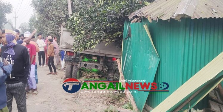 মির্জাপুরে মাটিবোঝাই ট্রাক ঢুকল ঘরে ॥ চাপা পড়ে ঘুমন্ত বৃদ্ধ নিহত