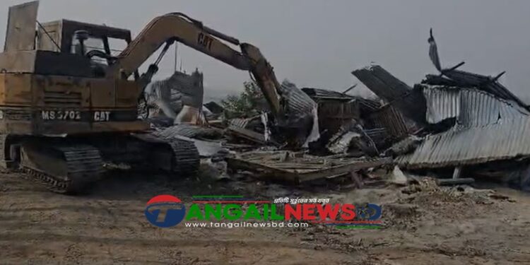 দেলদুয়ারে বিষাক্ত সীসা প্রস্তুতকারী কারখানা গুড়িয়ে দিল প্রশাসন