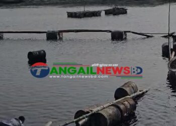 দেলদুয়ারে ধলেশ্বরী নদীতে অবৈধ ড্রেজার ধ্বংস করেছে প্রশাসন