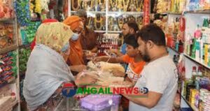 ঈদে টাঙ্গাইলের কসমেটিকস বাজারে বেড়েছে কেনাকাটার ব্যস্ততা
