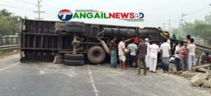 মির্জাপুরে সড়কে উল্টে যাওয়া কাভার্ড ভ্যানের ডিজেল নিয়ে গেল স্থানীয়রা