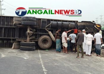 মির্জাপুরে সড়কে উল্টে যাওয়া কাভার্ড ভ্যানের ডিজেল নিয়ে গেল স্থানীয়রা