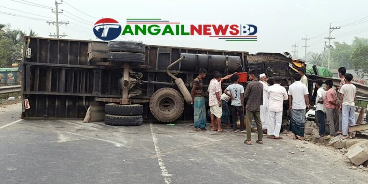 মির্জাপুরে সড়কে উল্টে যাওয়া কাভার্ড ভ্যানের ডিজেল নিয়ে গেল স্থানীয়রা
