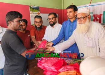 টাঙ্গাইল শহরে ছিন্নমূল মানুষের মাঝে ঈদ উপহার পোশাক বিতরণ