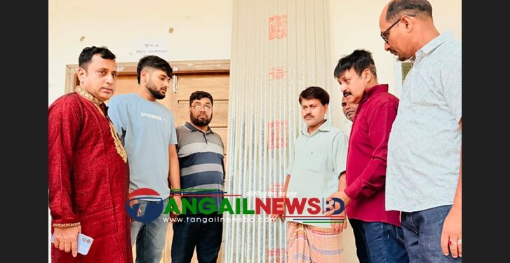 মির্জাপুরে অগ্নিকান্ডে দুই পরিবারকে ৫ বান্ডেল ঢেউটিন বরাদ্দ