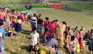 কালিহাতীর ঝিনাই নদীর তীরে মহাষ্টমীর পুণ্যস্নান ॥ ভক্তদের ঢলে উৎসবমুখর