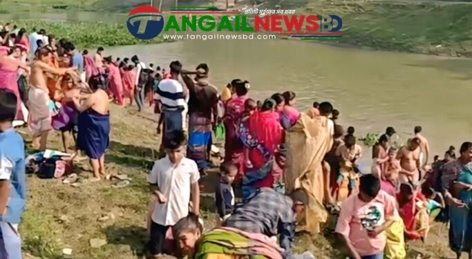 কালিহাতীর ঝিনাই নদীর তীরে মহাষ্টমীর পুণ্যস্নান ॥ ভক্তদের ঢলে উৎসবমুখর