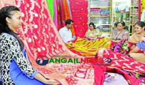 ঈদ ও পহেলা বৈশাখের শাড়ী তৈরী ও বিক্রিতে ব্যস্ত টাঙ্গাইলের তাঁত পল্লীগুলো