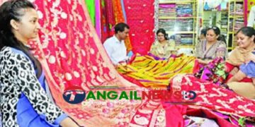 ঈদ ও পহেলা বৈশাখের শাড়ী তৈরী ও বিক্রিতে ব্যস্ত টাঙ্গাইলের তাঁত পল্লীগুলো