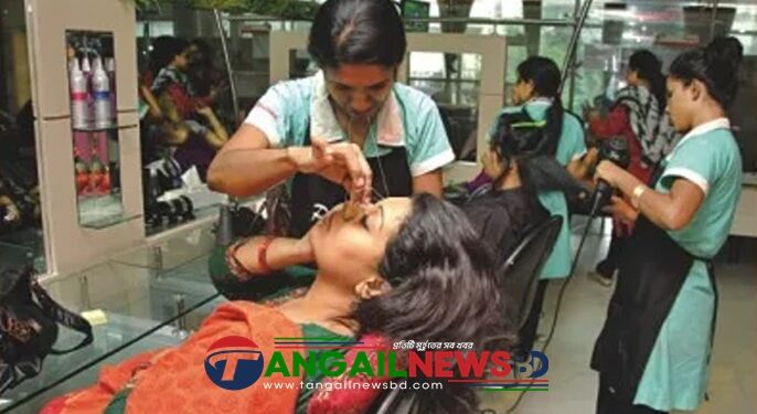 ঈদে টাঙ্গাইলে সেলুন-বিউটি পার্লারে উপচেপড়া ভিড় ॥ ব্যস্ত নর সুন্দররা
