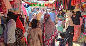 ঈদ যতই ঘনিয়ে আসছে টাঙ্গাইলের মার্কেটগুলোতে ক্রেতাদের ঢল নামছে