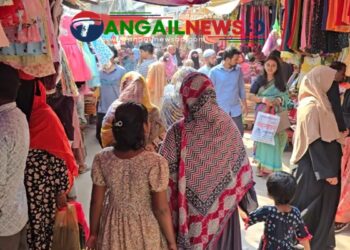 ঈদ যতই ঘনিয়ে আসছে টাঙ্গাইলের মার্কেটগুলোতে ক্রেতাদের ঢল নামছে