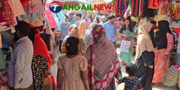 ঈদ যতই ঘনিয়ে আসছে টাঙ্গাইলের মার্কেটগুলোতে ক্রেতাদের ঢল নামছে