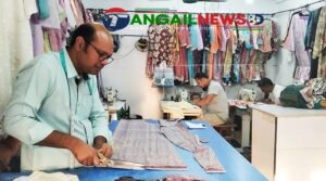 ঈদ আনন্দের প্রস্তুতিতে ব্যস্ত সময় পার করছেন টাঙ্গাইলের দর্জিরা