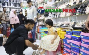 টাঙ্গাইলে পোশাকের সঙ্গে মানানসই জুতা কিনতে ভিড় বাড়ছে শোরুমে