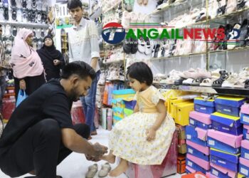 টাঙ্গাইলে পোশাকের সঙ্গে মানানসই জুতা কিনতে ভিড় বাড়ছে শোরুমে