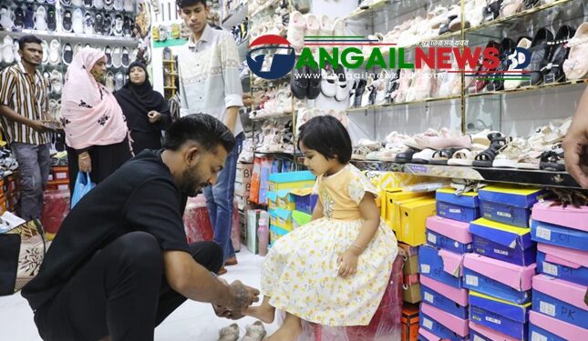 টাঙ্গাইলে পোশাকের সঙ্গে মানানসই জুতা কিনতে ভিড় বাড়ছে শোরুমে