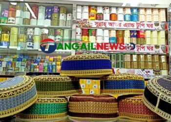 টাঙ্গাইলে ঈদের এই মুহুর্তে ভিড় আতর-টুপির দোকানে