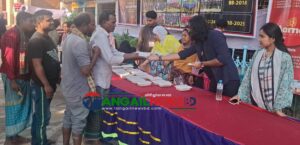 টাঙ্গাইল শহরে ৫ টাকায় মানুষের মাঝে দুপুরের খাবার বিতরণ