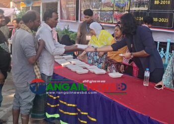 টাঙ্গাইল শহরে ৫ টাকায় মানুষের মাঝে দুপুরের খাবার বিতরণ