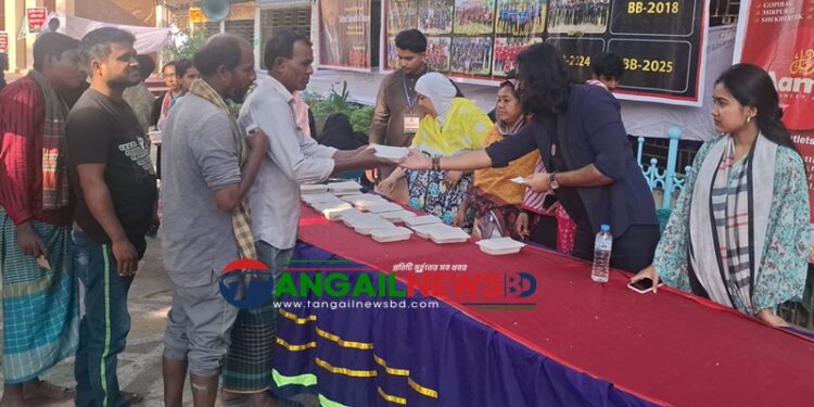 টাঙ্গাইল শহরে ৫ টাকায় মানুষের মাঝে দুপুরের খাবার বিতরণ