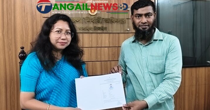 বাসাইলে মোটরসাইকেল চালকদের মাঝে 'ফুয়েল কার্ড' বিতরণ শুরু
