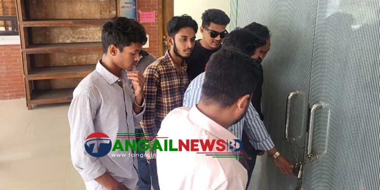 মাভাবিপ্রবি’র প্রক্টরের পদত্যাগের দাবিতে ভিসিকে অবরুদ্ধ করে শিক্ষার্থীরা