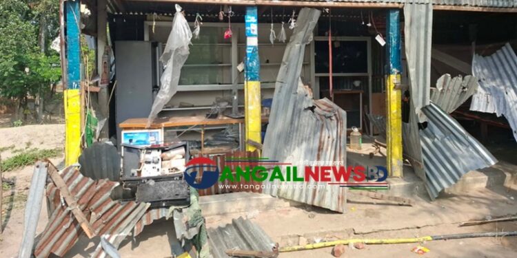 গোপালপুরে ‘বাকি খাওয়া’ নিয়ে সংঘর্ষ ॥ ভাঙচুর-লুটপাটে ক্ষতিগ্রস্ত অর্ধশতাধিক পরিবার