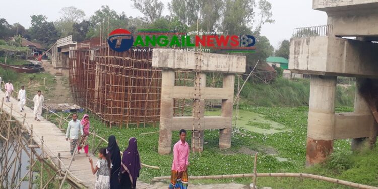 মির্জাপুরে নদীর উপর ব্রিজ নির্মান শেষ না হওয়ায় তিন ইউনিয়নবাসী চরম দুর্ভোগে