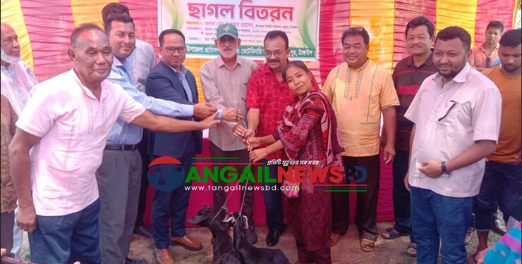 মধুপুরে ক্ষুদ্র নৃ-তাত্ত্বিক জনগোষ্ঠীর সুবিধাভোগীদের মাঝে ছাগল বিতরণ