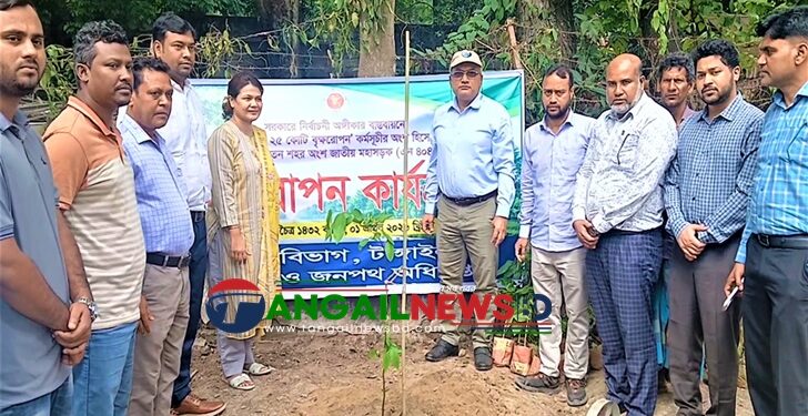 টাঙ্গাইলের মহাসড়কে সোনালু-জারুল-নিমের চারা রোপণ