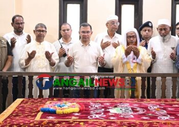 ভাসানীর কবর জিয়ারতের মধ্য দিয়ে টাঙ্গাইল সফর শেষ করলেন প্রধানমন্ত্রী