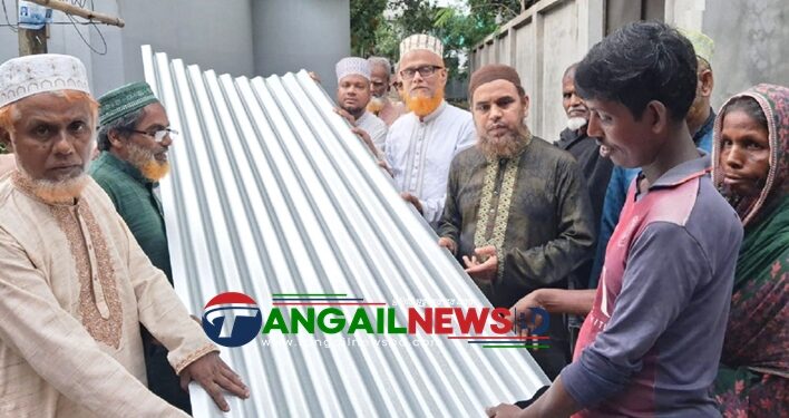 মির্জাপুরে গৃহহীন দুই পরিবারের মধ্যে ঢেউটিন বিতরণ