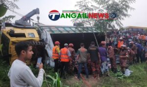 যমুনা সেতু মহাসড়কে ট্রাক উল্টে ১৫ প্রাণহানি ॥ পৃথক নিহত আরও ১ জন