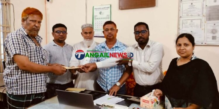 টাঙ্গাইলে অগ্নিকান্ডে ক্ষতিগ্রস্তদের আর্থিক অনুদান প্রদান