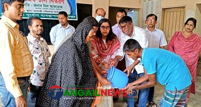 ধনবাড়ীতে দুস্থ ৩ হাজার ৮৫ পরিবারের মাঝে চাল বিতরণ