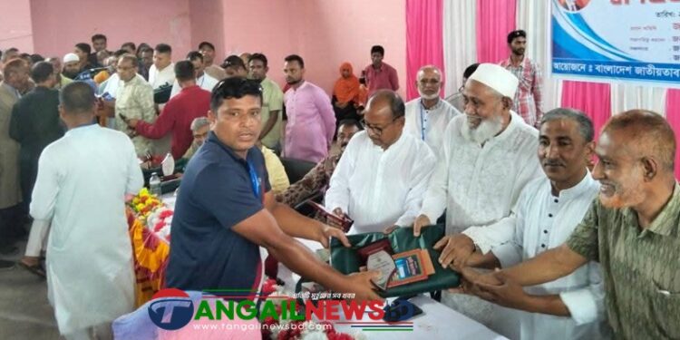 গোপালপুরে কারা নির্যাতিত নেতৃবৃন্দকে সংবর্ধনায় নগদ অর্থ ও উপহার বিতরণ
