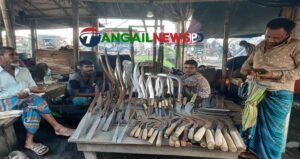 কোরবানীর ঈদে শেষ মুর্হুতে বেচাবিক্রিতে ব্যস্ত টাঙ্গাইলের কামাররা