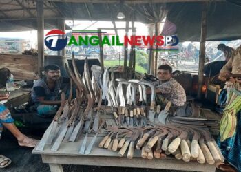 কোরবানীর ঈদে শেষ মুর্হুতে বেচাবিক্রিতে ব্যস্ত টাঙ্গাইলের কামাররা
