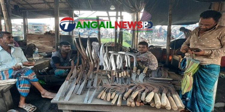 কোরবানীর ঈদে শেষ মুর্হুতে বেচাবিক্রিতে ব্যস্ত টাঙ্গাইলের কামাররা