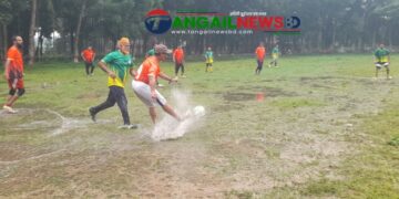 তুমুলবৃষ্টিতে টাঙ্গাইল ফোরটি আপ ব্রাদার্সের বৈশাখী প্রীতি ফুটবল ম্যাচ