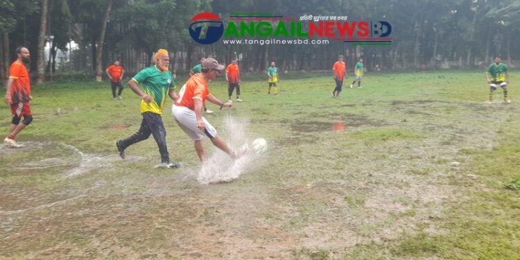তুমুলবৃষ্টিতে টাঙ্গাইল ফোরটি আপ ব্রাদার্সের বৈশাখী প্রীতি ফুটবল ম্যাচ