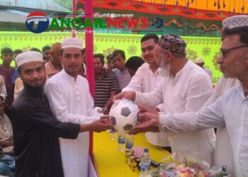 গোপালপুরে জিয়ার শাহাদাতবার্ষিকীতে দোয়া মাহফিল ও ফুটবল বিতরণ