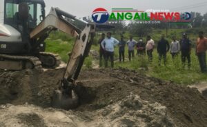 পৌলি ব্রীজের পাশে অবৈধ মাটির রাস্তা কেটে দিয়েছে প্রশাসন
