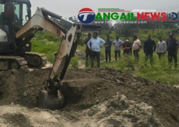 পৌলি ব্রীজের পাশে অবৈধ মাটির রাস্তা কেটে দিয়েছে প্রশাসন