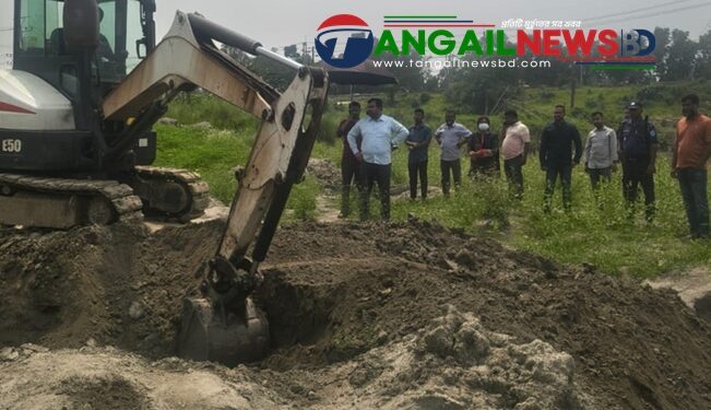 পৌলি ব্রীজের পাশে অবৈধ মাটির রাস্তা কেটে দিয়েছে প্রশাসন
