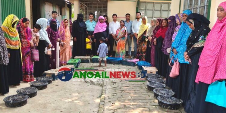 নাগরপুরে প্রান্তিক গ্রামীণ জনগোষ্ঠীর মাঝে হাঁসের বাচ্চা বিতরণ