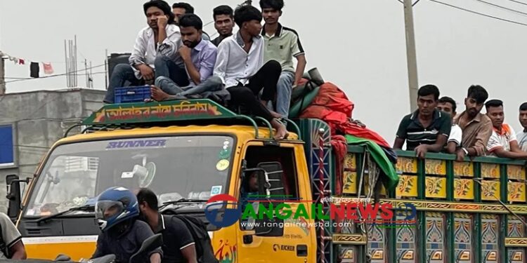 ঈদে জীবনের ঝুঁকি নিয়ে বৃষ্টিতে ভিজে খোলা ট্রাকে বাড়ি ফিরছে মানুষ