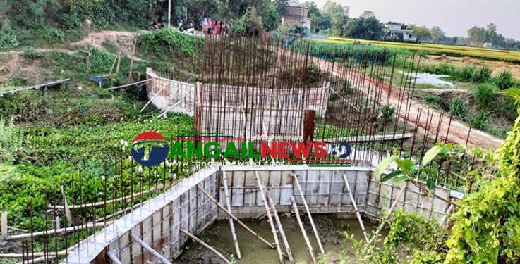 কালিহাতীর কোকডহরায় ৫ বছরেও শেষ হয়নি সাভার খালের সেতু